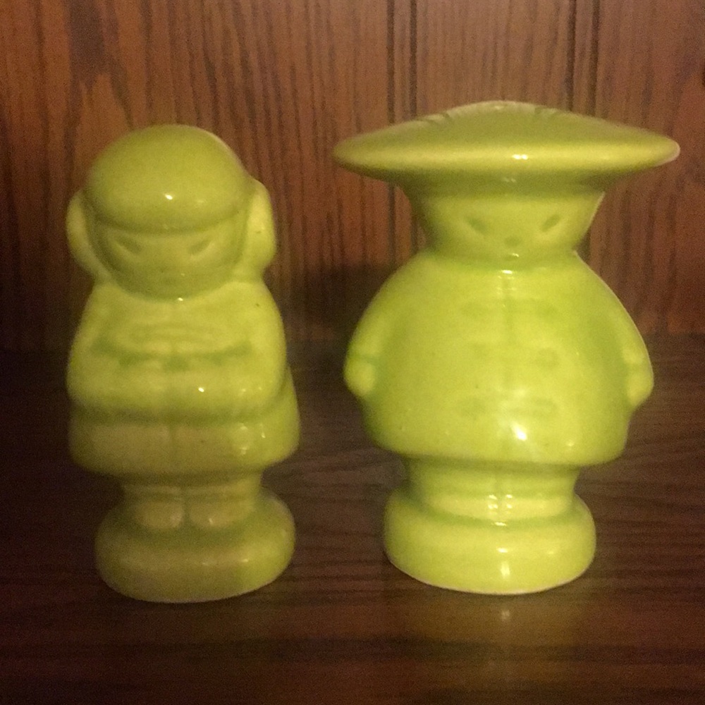Vintage Asian oriental couple salt&pepper shakers